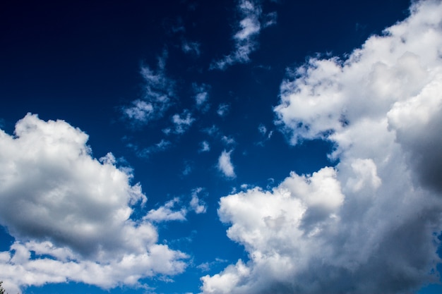 Céu azul com nuvens