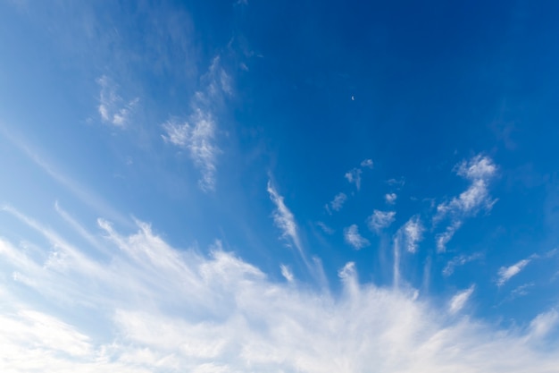 céu azul com nuvens