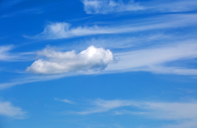 Céu azul com nuvens