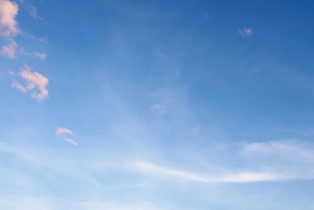 Céu azul com nuvens