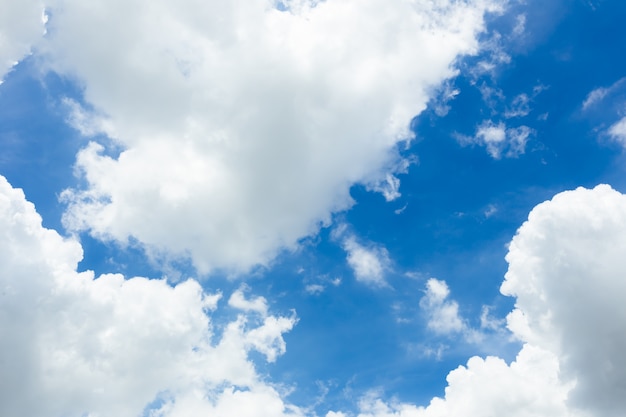 céu azul com nuvens