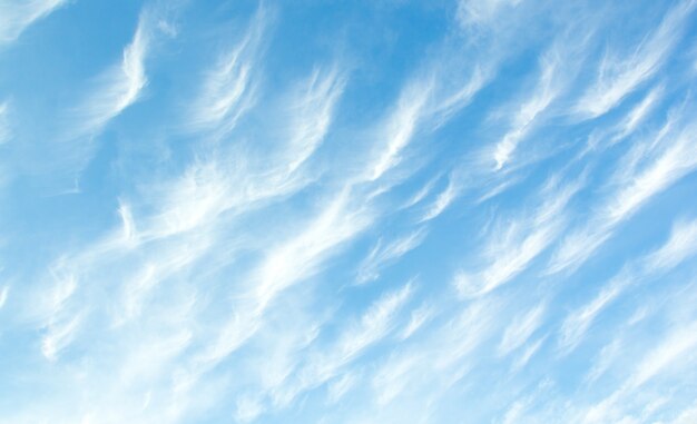 céu azul com nuvens