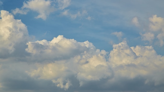 Céu azul com nuvens