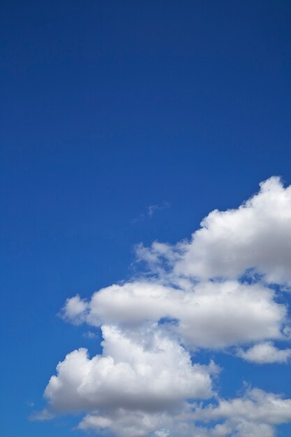 Céu azul com nuvens