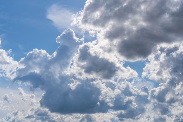 céu azul com nuvens