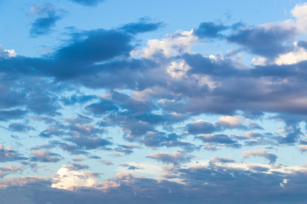 Céu azul com nuvens