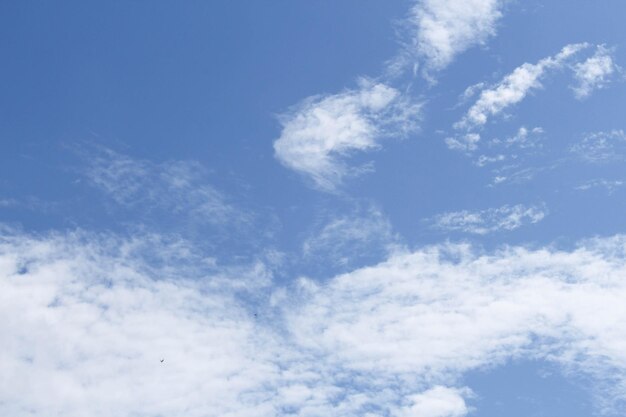 Céu azul com nuvens