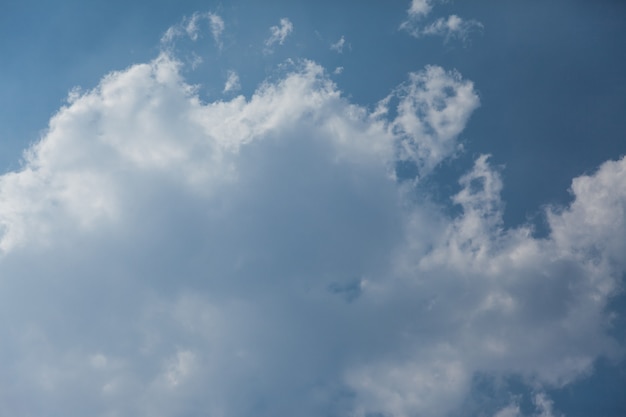 Céu azul com nuvens.