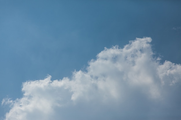 Céu azul com nuvens