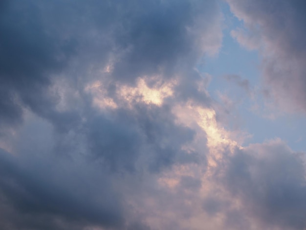 Céu azul com nuvens