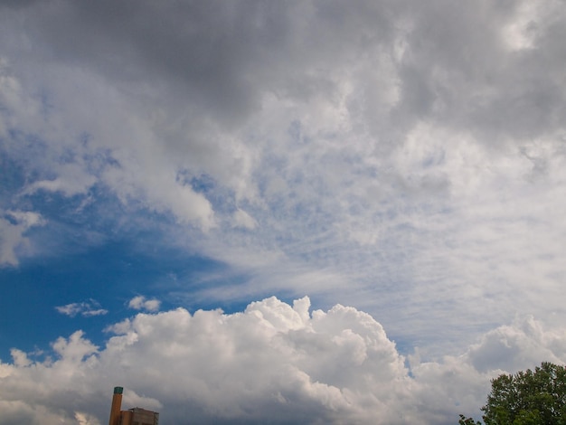 Céu azul com nuvens