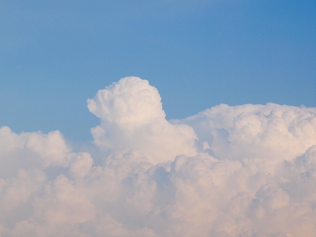 Céu azul com nuvens