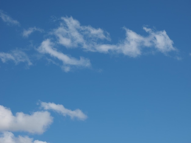 Céu azul com nuvens