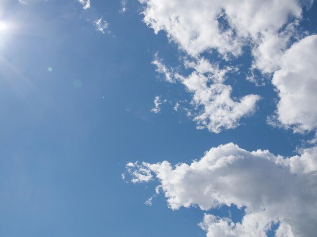 Céu azul com nuvens