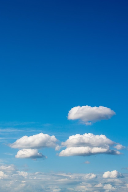 Foto céu azul com nuvens