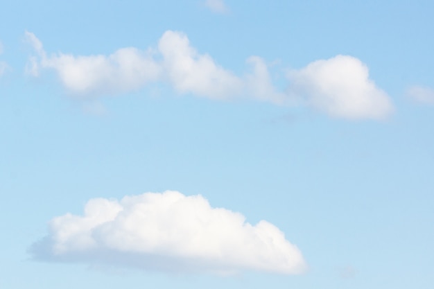 Céu azul com nuvens