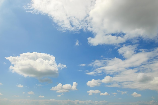 Céu azul com nuvens