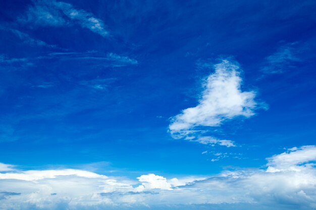 Foto céu azul com nuvens