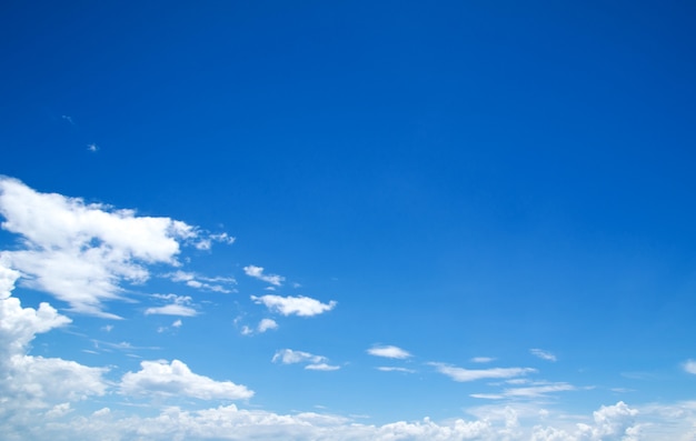 Foto céu azul com nuvens