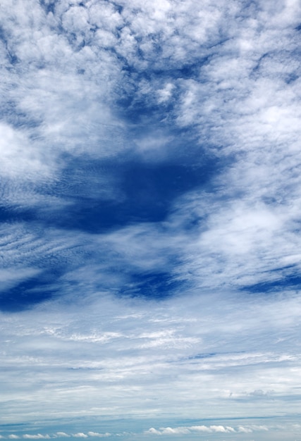 Céu azul com nuvens.