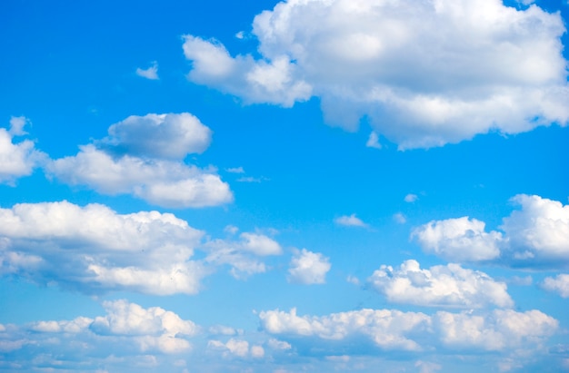 Céu azul com nuvens.