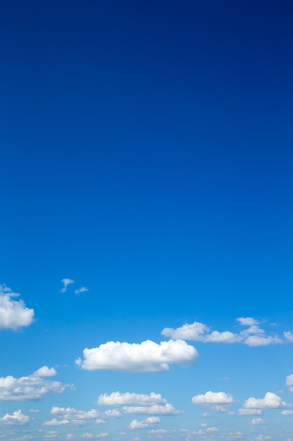 Foto céu azul com nuvens