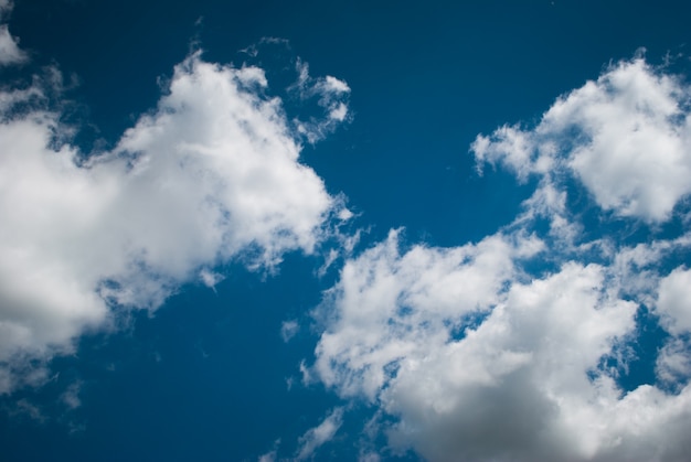 Céu azul com nuvens.