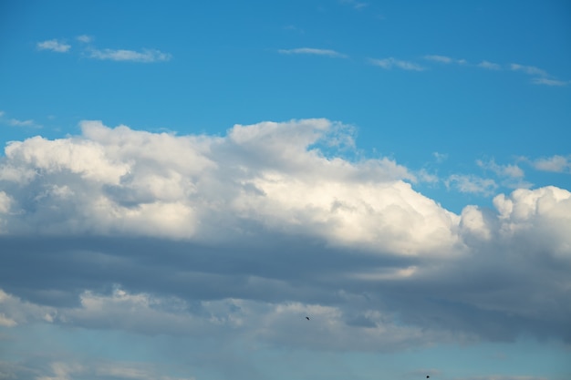 Céu azul com nuvens.