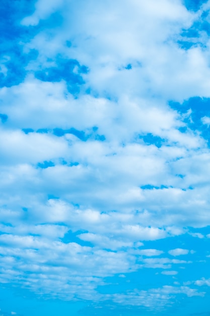 Foto céu azul com papel de parede de nuvens