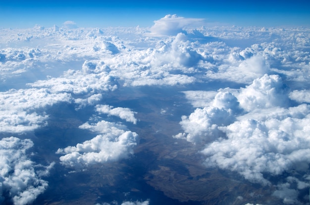 Céu azul com pequenas nuvens, vista aérea