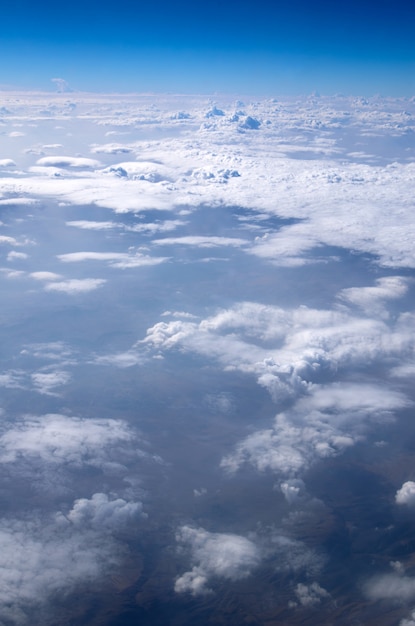 Céu azul com pequenas nuvens