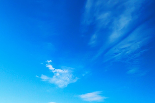 Céu azul com raras nuvens verão