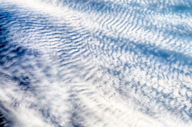 Céu azul com textura de nuvens de listras com espaço de cópia