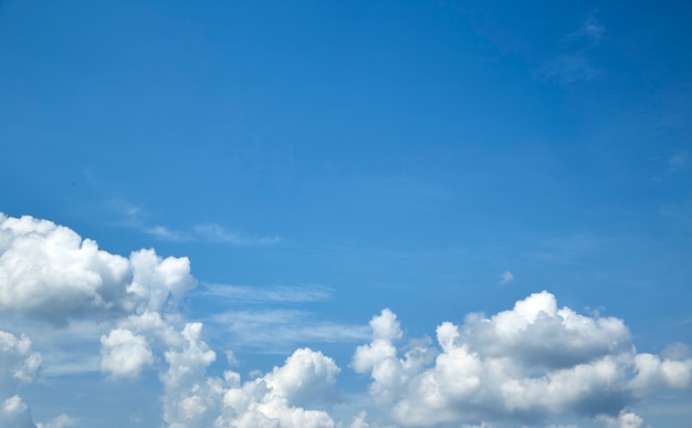 Céu azul com um nuvens brancas