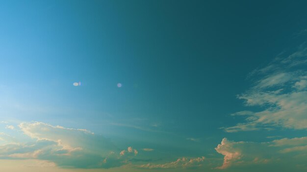 Céu azul de fundo e nuvens brancas foco suave céu azul é coberto por nuvens brancos