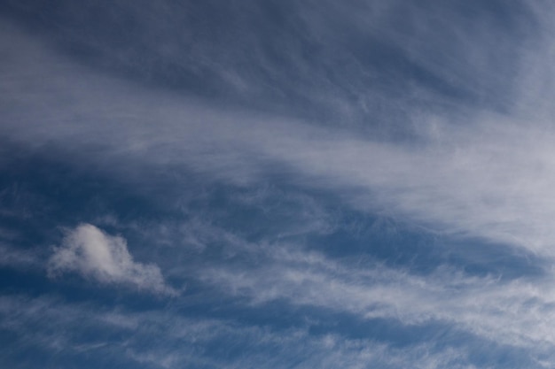 Céu azul de inverno e nuvens claras. tempo ventoso. foto de alta qualidade.