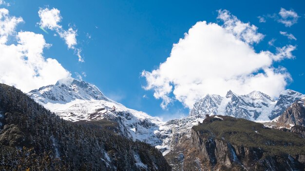 Céu azul de montanha de neve