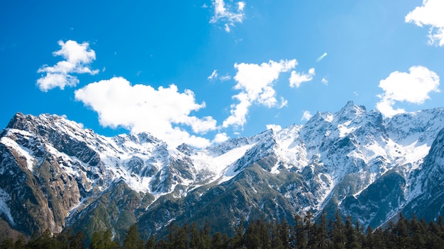 Céu azul de montanha de neve