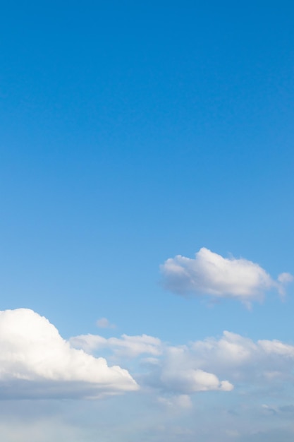 Céu azul de primavera com nuvens brancas Fundo de natureza de primavera