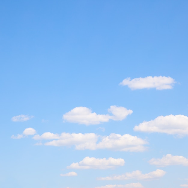 Céu azul de primavera com nuvens claras - fundo, espaço para seu próprio texto