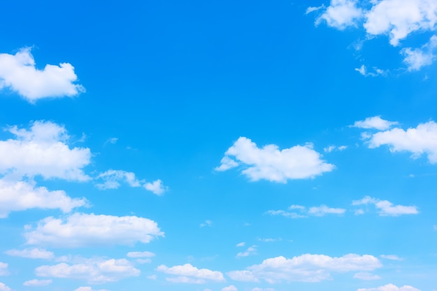 Céu azul de primavera e nuvens brancas - fundo apenas do céu