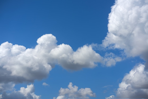 Céu azul de verão branco nuvens cumulus