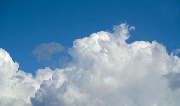 Céu azul de verão branco nuvens cumulus