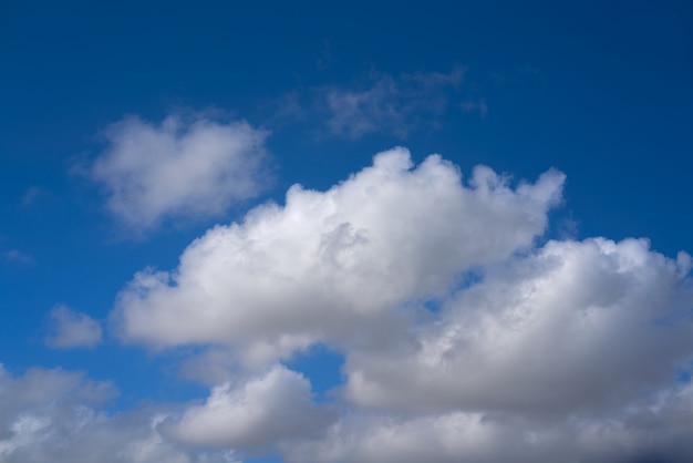 Céu azul de verão branco nuvens cumulus