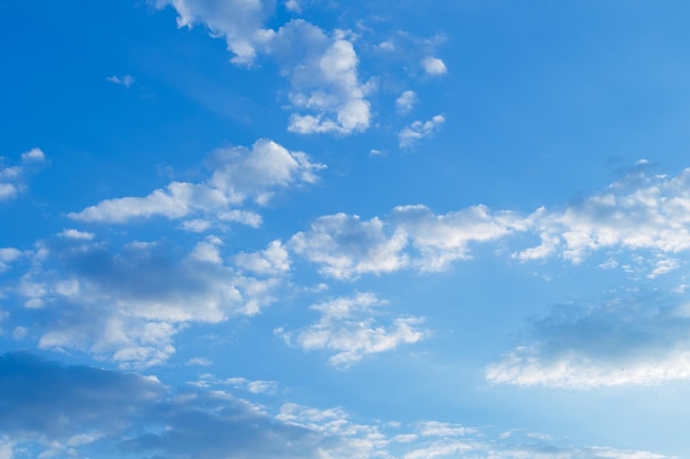 Céu azul de verão com nuvens brancas de beleza