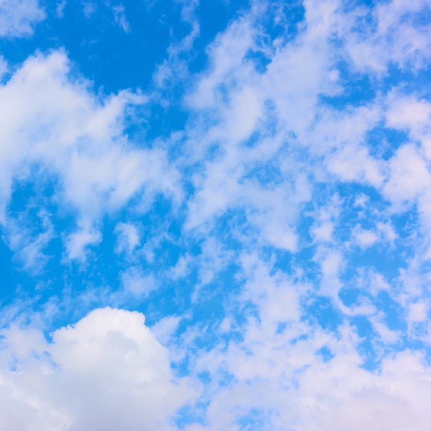 Céu azul de verão com nuvens brancas - fundo, espaço para seu próprio texto