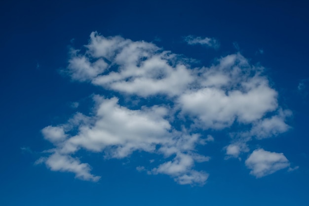 Céu azul de verão com nuvens