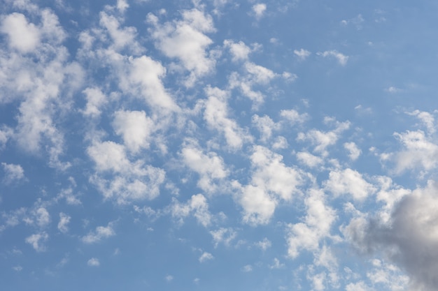 Céu azul de verão com nuvens