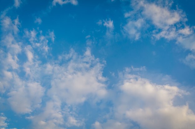 Céu azul de verão e nuvens