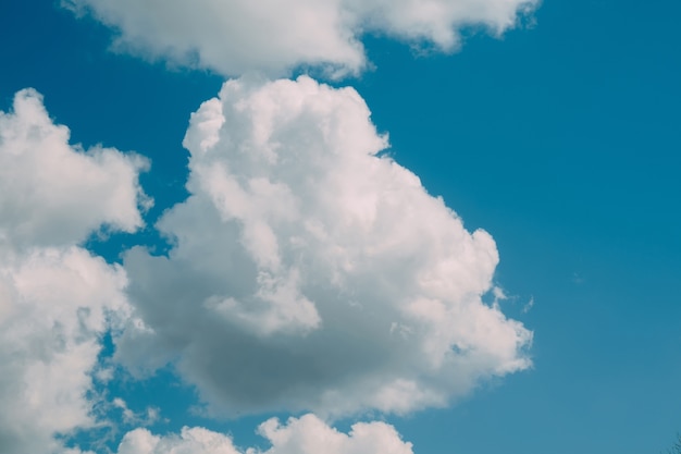 Céu azul de verão e nuvens